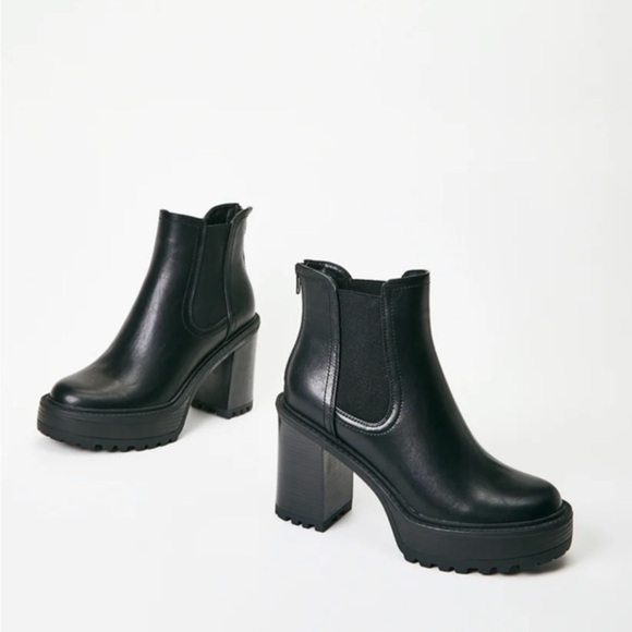 Kinley Chelsea Ankle Boot - Picture 6 of 13